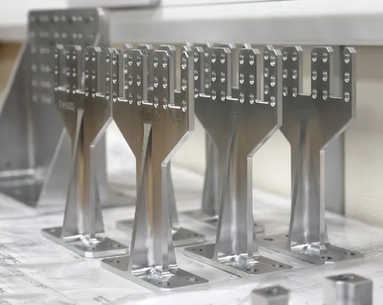 Pièce de machines d'usinage CNC en acier/aluminium OEM pour équipement médical/communication 5g/industrie des machines d'ingénierie/industrie des machines-outils